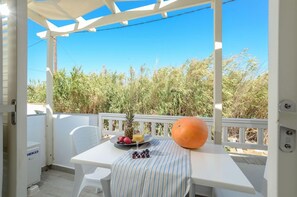 Outdoor dining - Birikos (Naxos)
