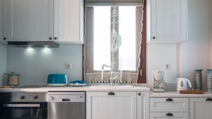 Private kitchen - Gratsias Luxury Apartments (Naxos)