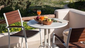 Outdoor dining - Gratsias Luxury Apartments (Naxos)