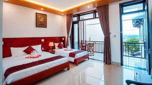 A hotel room with two beds, a balcony, and a view of the outdoors. - Gia Phát (Da Nang Municipality)