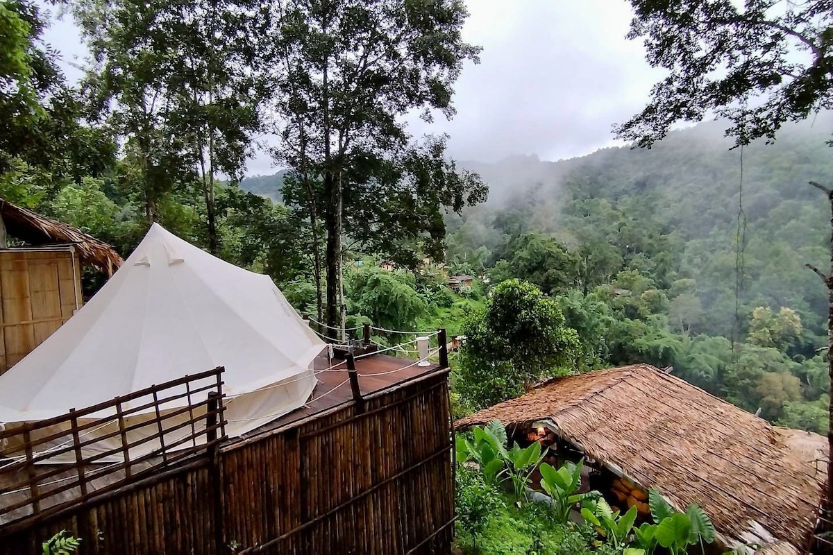 Tenda de campanya, vistes al turó | Bany
