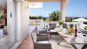 Outdoor dining - Villa Vanelia Mare (Chania)