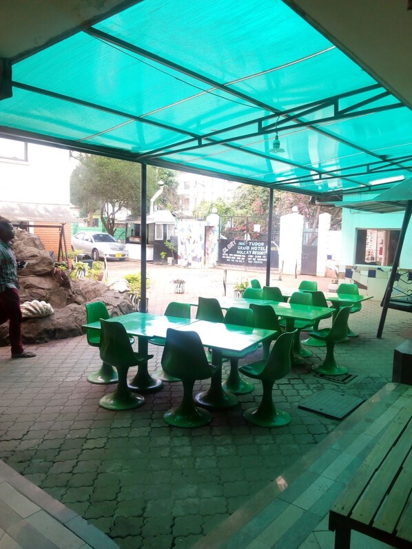 Outdoor dining - Nairobi Glory Palace Hotel Ltd (Nairobi)