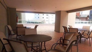 Outdoor dining - Apartamento Na Praia Iracema 100m Do Mar (Fortaleza)