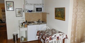 Private kitchen - Three Sisters Studio Apartments (Reykjavik)