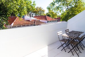 Outdoor dining - Liiiving in Porto - Historic Clérigos Studios (Porto)
