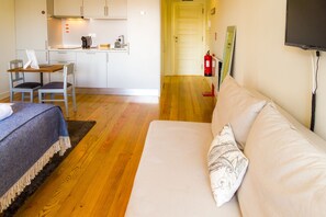 Living area - Liiiving in Porto - Historic Clérigos Studios (Porto)