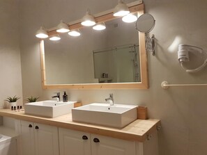 Bathroom - Sunny & Light Art Deco (Athens)