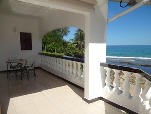 Outdoor dining - The Drake Seaside Apartment (Mahé Island)