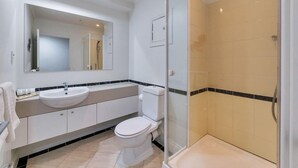 Bathroom - Chic and Central Studios by the Skytower (Auckland)