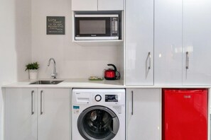 Private kitchen - Chic and Central Studios by the Skytower (Auckland)