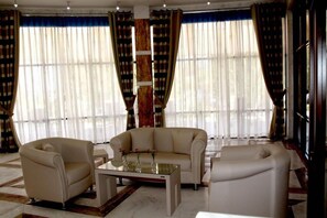 A living room with a sofa, armchairs, and a coffee table. - Rema (Sithonia)