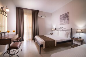 A hotel room with a bed, bedside tables, a desk, and a chair. - Rema (Sithonia)