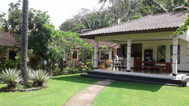 Outdoor dining - Indah Homestay (Senggigi)