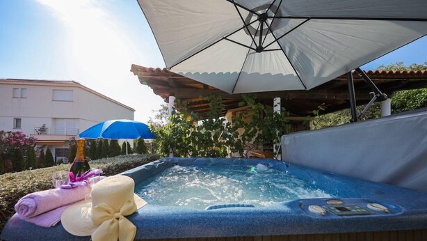Outdoor spa tub - Luton Apartments (Zadar)
