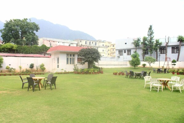 Outdoor dining - Hotel Ambica (Reasi)