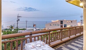 Outdoor dining - Eastern Castle Pension (Gangneung)