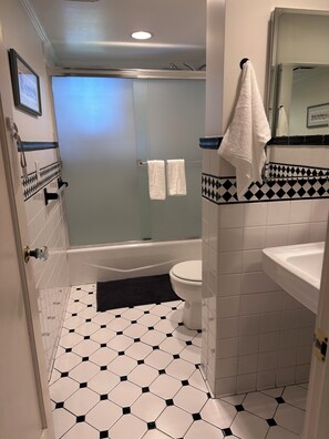 Bathroom - Charming Queen Anne Craftsman - Walk to Space Needle (Seattle)