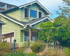 Exterior - Charming Queen Anne Craftsman - Walk to Space Needle (Seattle)