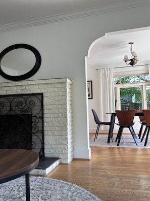 Dining - Charming Queen Anne Craftsman - Walk to Space Needle (Seattle)