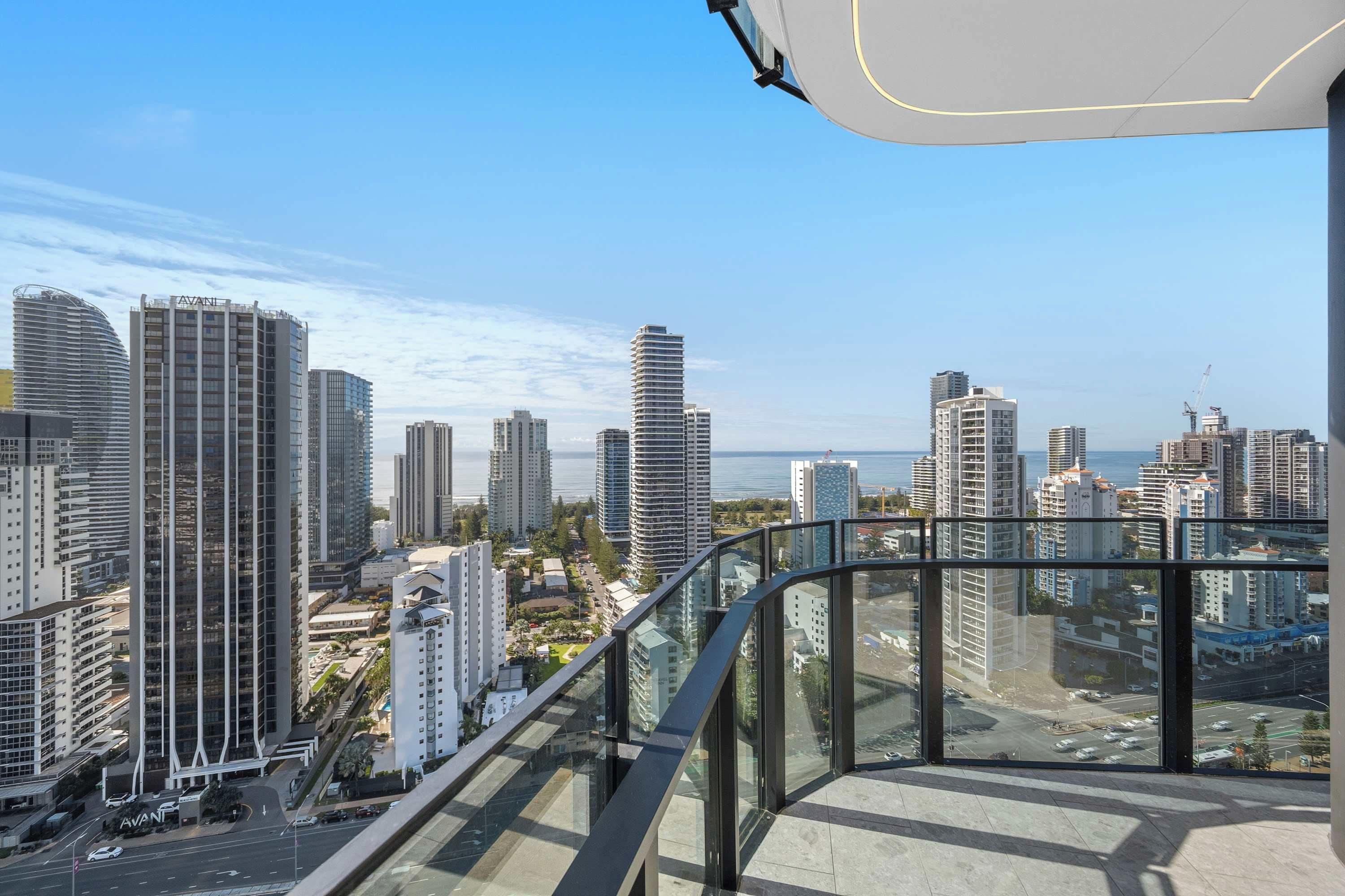 Ein Hochhaus mit Blick auf die Skyline und das Meer.