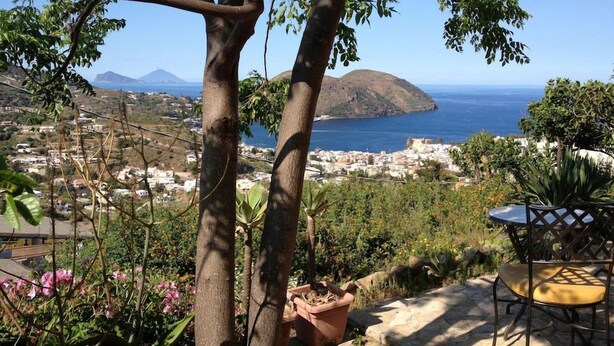 Outdoor dining - Lodge Maracuja (Lipari)
