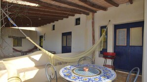 Outdoor dining - Lodge Maracuja (Lipari)