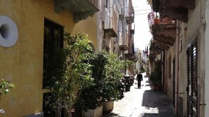 Unclassified image, 4 of 13, button - Ambra (Lipari)