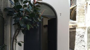 Unclassified image, 5 of 7, button - Capperino Mono (Lipari)
