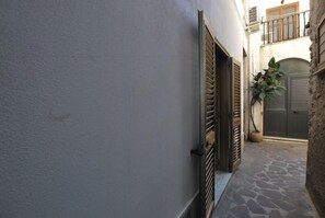 Exterior detail - Capperino Mono (Lipari)