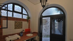 Unclassified image, 2 of 7, button - Capperino Mono (Lipari)