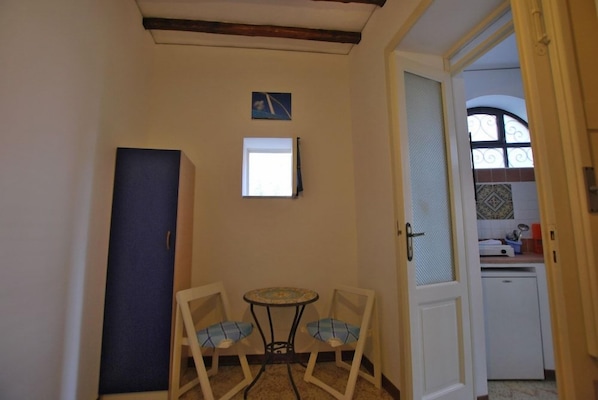 Unclassified image, 1 of 7, button - Capperino Mono (Lipari)