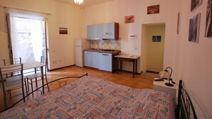 Unclassified image, 3 of 9, button - Pomice Studio (Lipari)