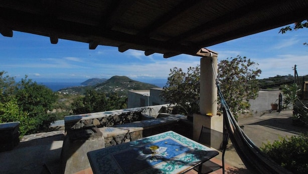 Outdoor dining - Villetta Terasia (Lipari)