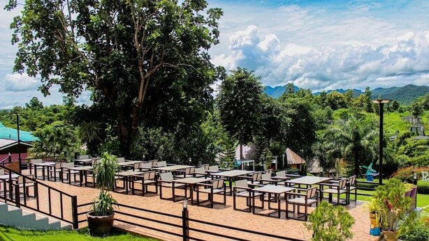 Outdoor dining - Goodview Resort & Camping (Sai Yok)