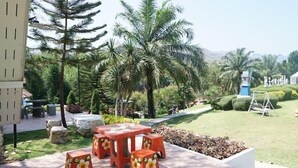 Outdoor dining - Goodview Resort & Camping (Sai Yok)