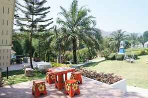 Outdoor dining - Goodview Resort & Camping (Sai Yok)