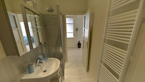 A bathroom with a sink, mirror, and shower. - Casa Saba - Welchome (Stresa)