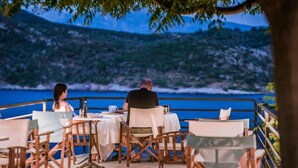Outdoor dining - Nafsika Villas (Samos)