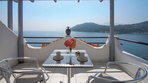 Outdoor dining - Nafsika Villas (Samos)