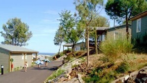 A residential area with houses, a paved road, and a clear sky. - Grand Bleu Cottage Les Pescalunes (Agde)