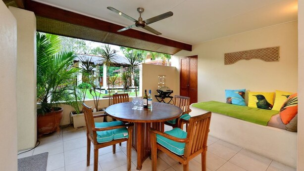 Outdoor dining - Seascape Holidays - 8 Surya (Port Douglas)