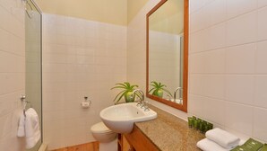 Bathroom - Seascape Holidays - 8 Surya (Port Douglas)