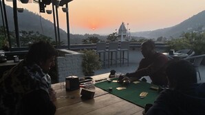 Outdoor dining - Bunk Stay Rishikesh (Yamkeshwar)