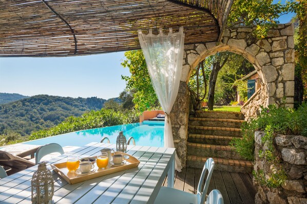 Outdoor dining - Villa Melolia (Corfu)