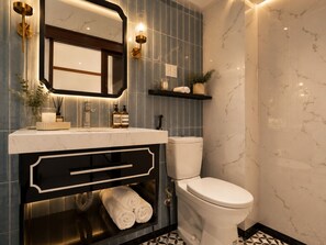 Quarto casal standard | Banheiro | Chuveiro, produtos de toalete grátis, secador de cabelo 