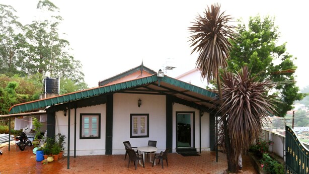 Outdoor dining - OYO Rooms 079 St Marys Hill (Ootacamund)