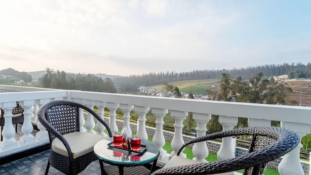 Outdoor dining - Treebo Sky Dale Inn & Suites (Ootacamund)