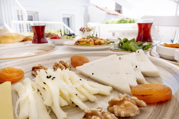 Outdoor dining - Kalinihta Otel (Bozcaada)