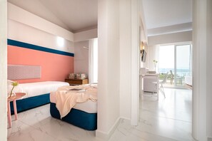 Een moderne slaapkamer met een bed, nachtkastje en uitzicht op het balkon.